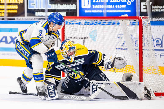 s målvakt Jonas Gunnarsson räddar