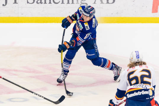 Växjös Ilari Melart skjuter ett skott