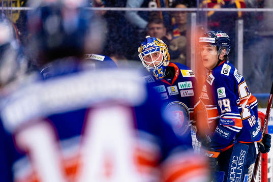 Växjös målvakt Viktor Andrén jublar