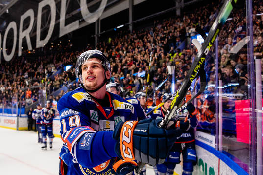 Växjös Casey Bailey jublar framför fansen