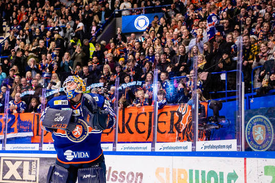 Växjös målvakt Viktor Andrén jublar framför fansen