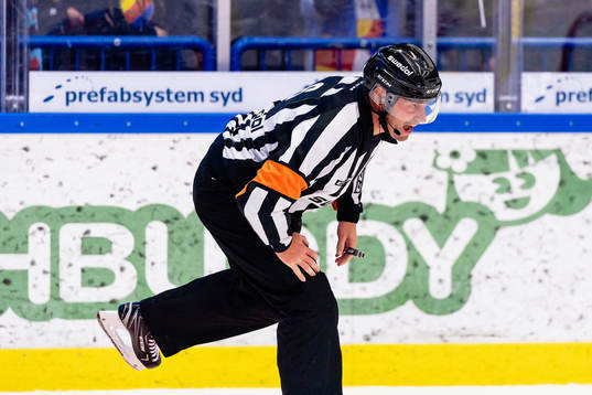 Domare Sören Persson har ont