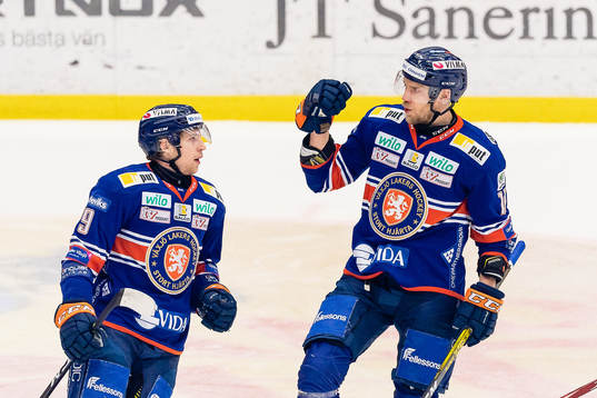 Växjös Marcus Davidsson och Ilari Melart jublar