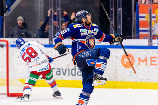 Domare Sören Persson har ont