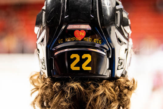 En Brynäshjälm med budskap till cancersjuke Oskar Lindblom