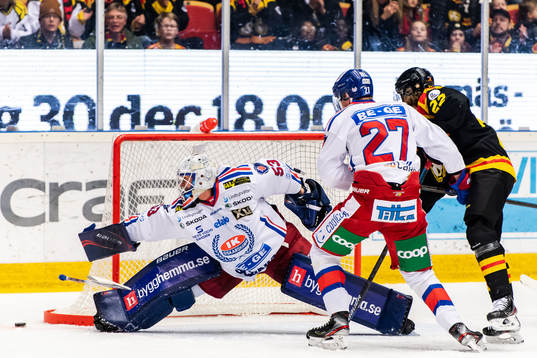 Oskarshamns målvakt Fredrik Pettersson-Wentzel med en