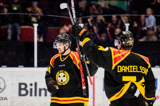Brynäs Emil Molin (v) jublar