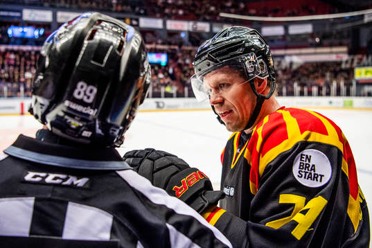 Brynäs Nicklas Danielsson i en diskussion med Linjedomare