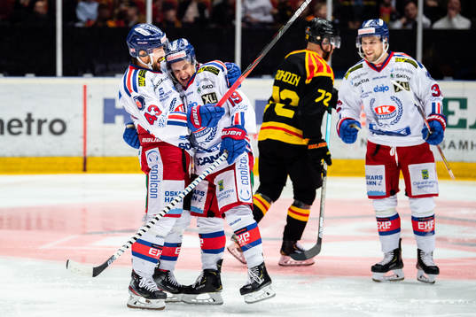 Oskarshamns Tyler Kelleher jublar med Nichlas Hardt