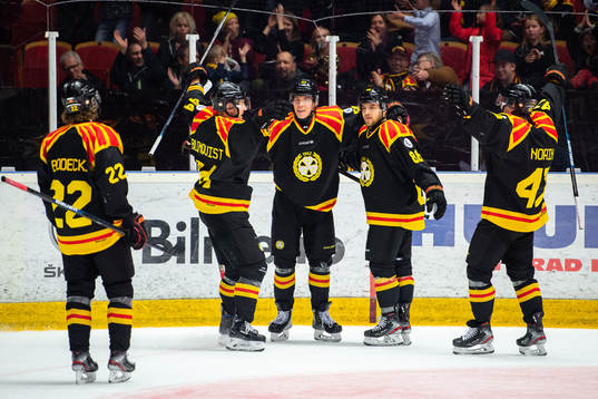 Brynäs Tomi Sallinen jublar med lagkamrater