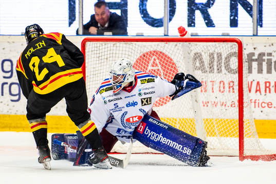 Oskarshamns målvakt Fredrik Pettersson-Wentzel räddar en