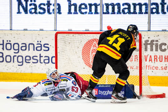 Oskarshamns målvakt Fredrik Pettersson-Wentzel räddar en