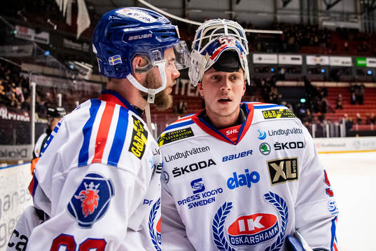 Oskarshamns Robin Söderqvist och målvakt Fredrik