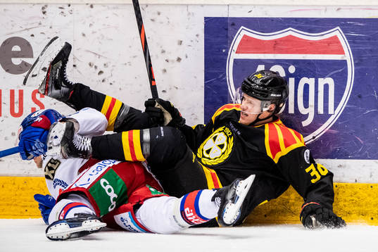 Brynäs Linus Ölund faller i en duell