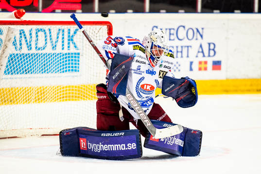 Oskarshamns målvakt Fredrik Pettersson-Wentzel räddar