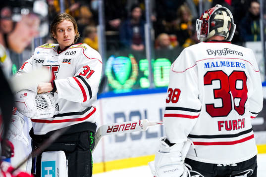Örebros målvakt Jonas Arntzen byts in  istället för