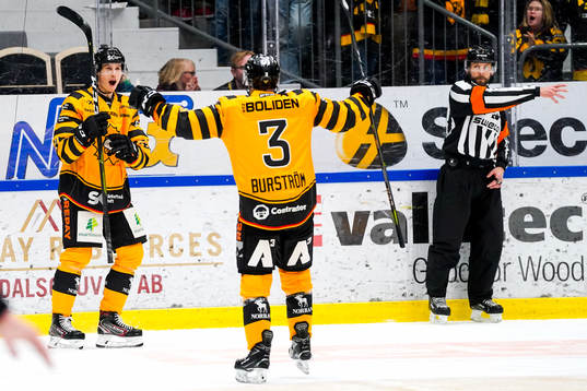 Skellefteås Robin Alvarez och Niclas Burström jublar
