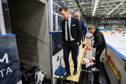 Färjestads huvudtränare Johan Pennerborn deppar