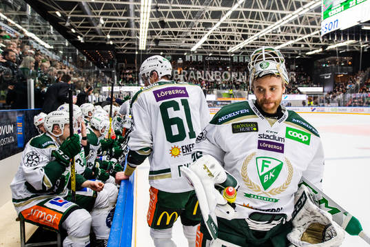 Färjestads målvakt Markus Svensson deppar