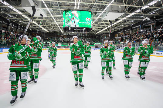 Rögles spelare jublar