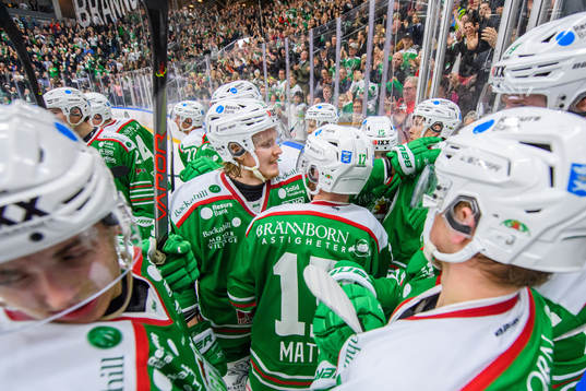 Rögles spelare med Erik Andersson (m) jublar