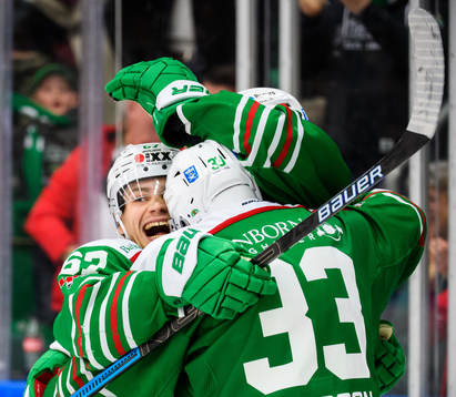 Rögles Leon Bristedt och Niklas Hansson jublar med Ted