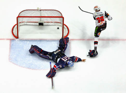 Mål på straff av Malmö Redhawks Matias Myttynen förbi