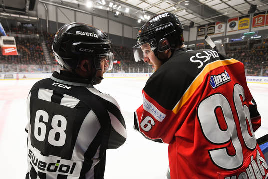 Linjedomare Emil Yletyinen i samtal med Luleås Robin Kovacs