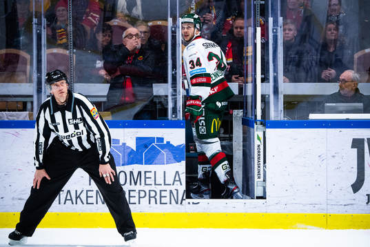 Frölundas Theodor Lennström går in i utvisningsbåset