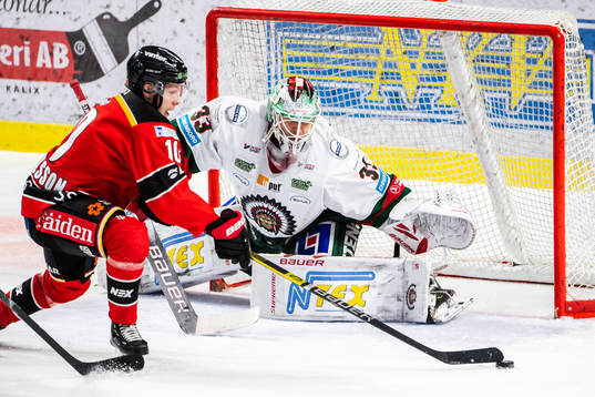 Luleås Einar Emanuelsson och Frölundas målvakt Johan