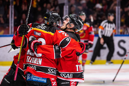 Luleås Jesper Sellgren och Juhani Tyrväinen jublar