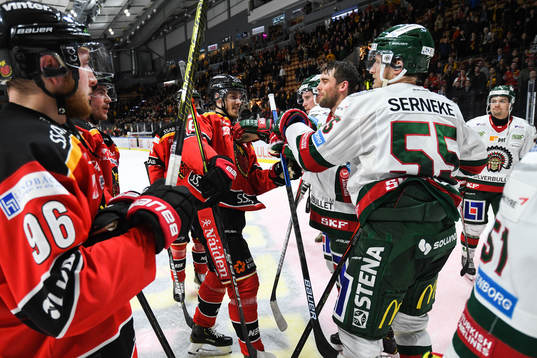 Ett bråk bland spelarna uppstår