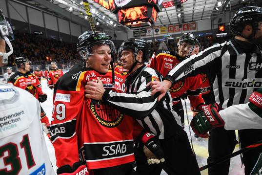 Luleås Erik Gustafsson hålls tillbaka av domaren