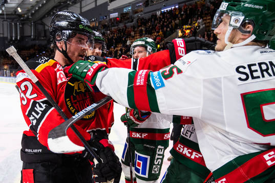 Luleås Oscar Engsund och Frölundas David Printz i bråk