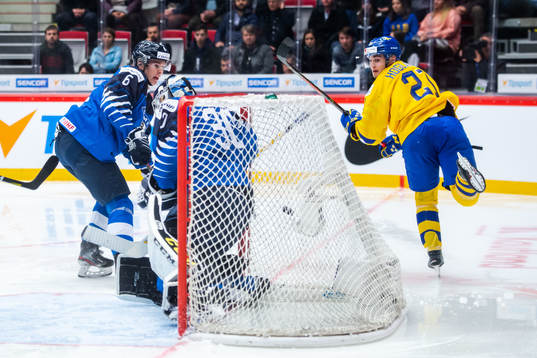 Nils Höglander of Sweden scores 1-1
