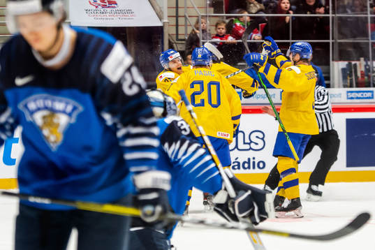 Alexander Holtz of Sweden celebrate with teammates