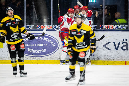Modos Patrik Karlkvist jublar med lagkamrater