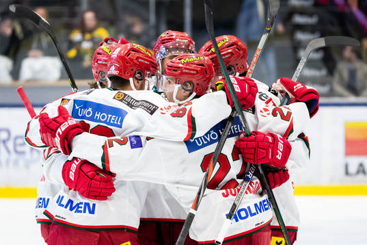 Modos Jonathan Johansson jublar med lagkamrater