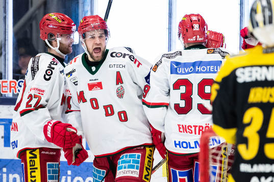 Modos Kalle Jellvert jublar med lagkamrater
