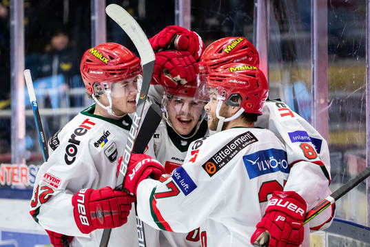 Modos Jonathan Johansson jublar med lagkamrater