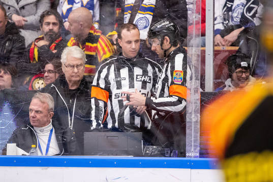 Domarna granskar Brynäs 0-1 mål som senare döms bort