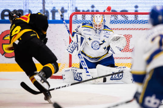 Brynäs Anton Rödin gör 0-1 bakom Leksands målvakt Janne