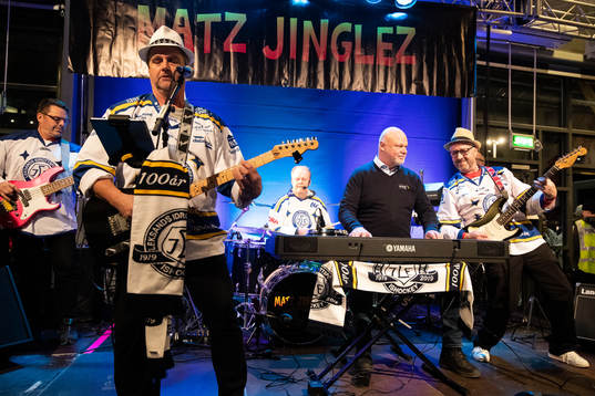 Leksands tränare Roger Melin spelar keyboard med Matz