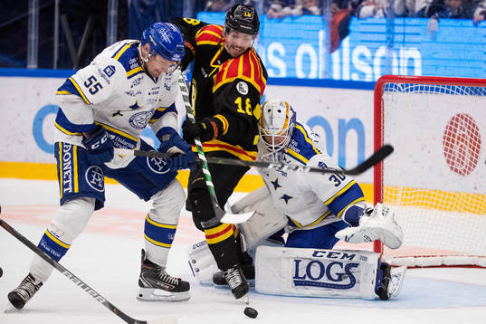 Leksands Jonas Ahnelöv och Brynäs Anton Rödin framför