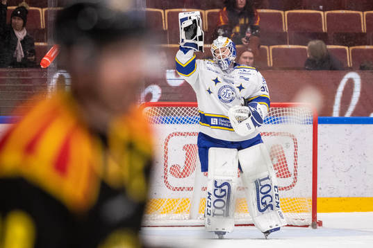 Leksands målvakt Janne Juvonen jublar