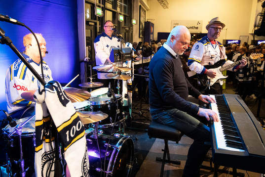 Leksands tränare Roger Melin spelar keyboard innan