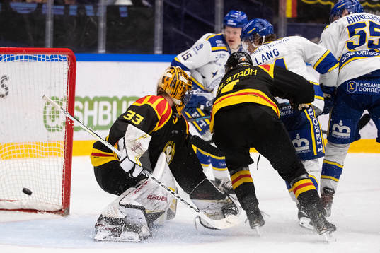 Leksands Oskar Lang gör 2-1 bakom Brynäs målvakt Samuel