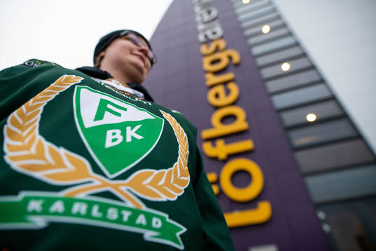 En Färjestadsupporter framför Löfbergs Arena