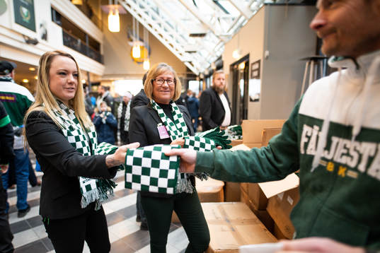 En supporter får en halsduk