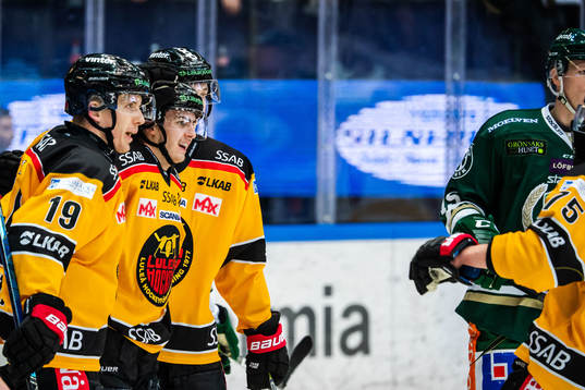 Luleås Isac Brännström jublar med lagkamrater